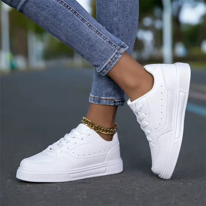 Baskets minimalistes blanches pour hommes et femmes