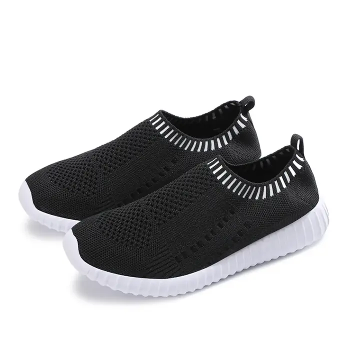 Baskets décontractées noires en maille respirante pour femmes, chaussures de marche basses à enfiler