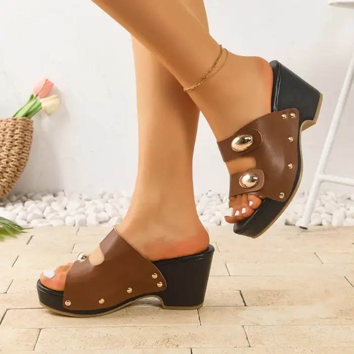 Mules à talon carré avec boucle métallique cloutée