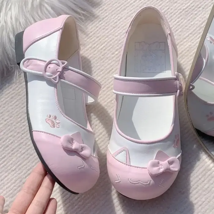 Nouvelles chaussures d'intérieur brodées à semelle en caoutchouc pour femmes