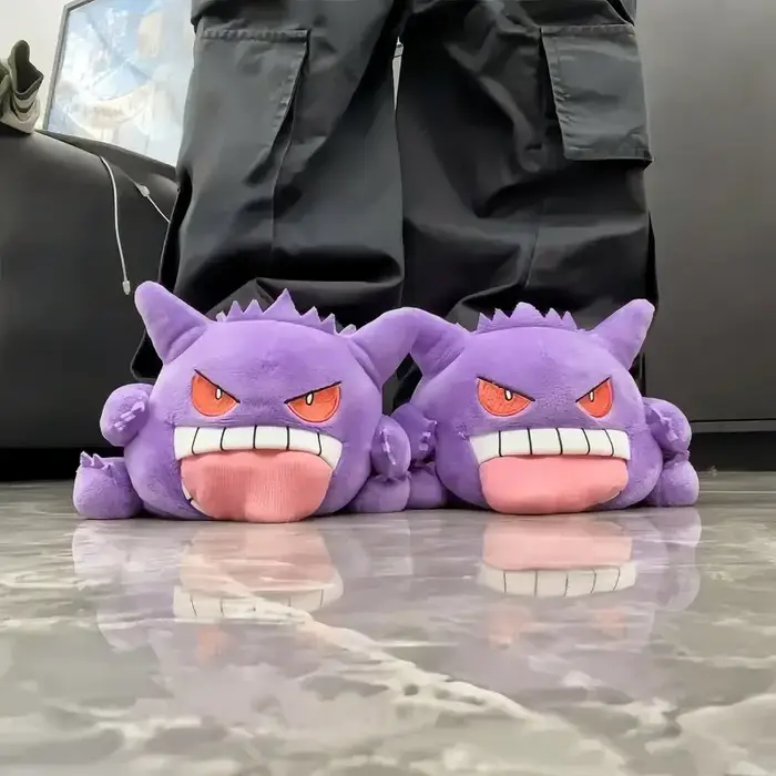 Pantoufles Poke Gengar avec design amusant de langue dégagée