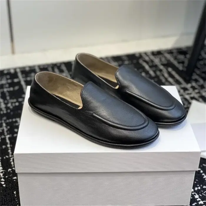 Les nouvelles chaussures Lefu sont fabriquées en cuir souple et présentent une silhouette ajustée avec une doublure