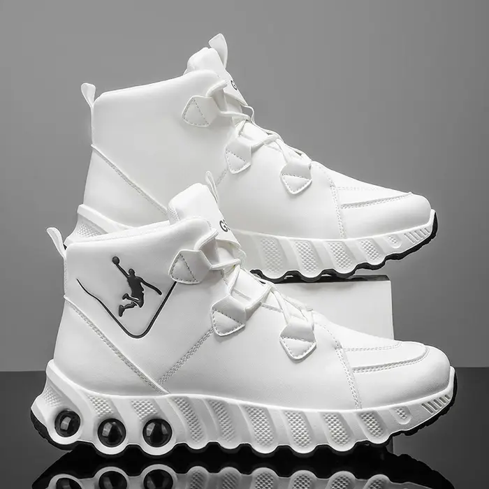 Une paire de chaussures de basket mi-hautes simples et élégantes. Épaissi