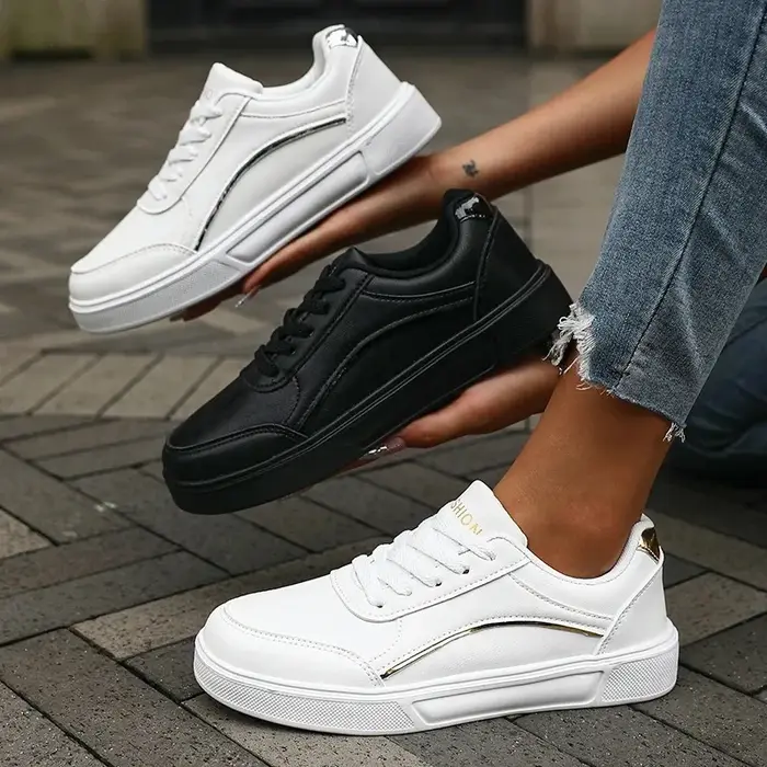 Baskets noires tendance pour femme 2026 – Design élégant à coupe basse, confortables à lacets, polyvalentes, chaussures décontractées, mode actuelle