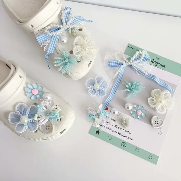 Ensemble de breloques pour chaussures avec fleurs bleues et blanches