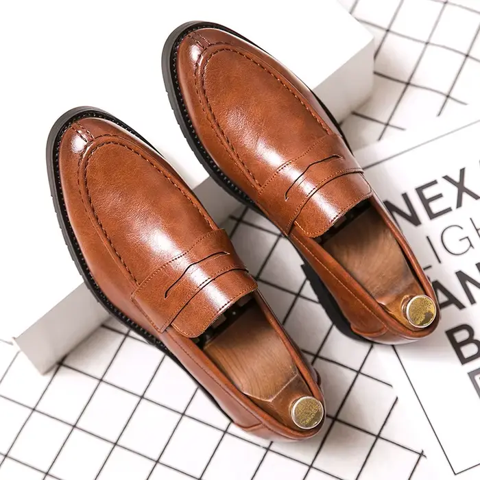 2025 Chaussures en cuir pour hommes Mocassins confortables à enfiler Yuppie Brogue Chaussures Hommes