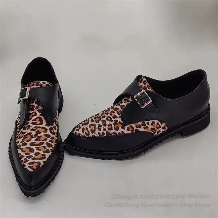 Chaussures unisexes à lacets en cuir verni rouge à bout pointu, motif léopard, talon épais, boucle et blocs de couleur.