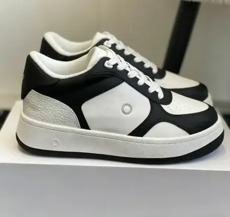 Baskets blanches chaussures de course classiques noires