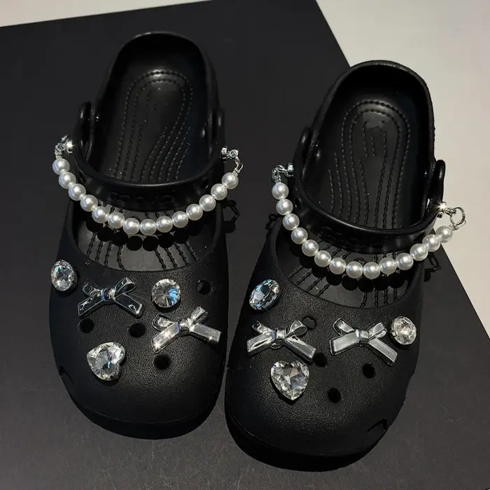 Décorations de chaussures en chaîne de perles et nœuds papillon mignons