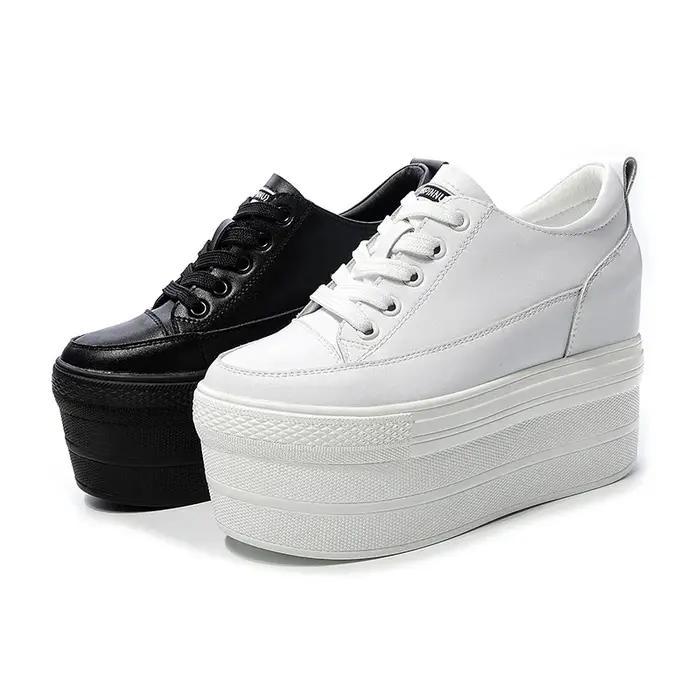 Baskets de luxe blanches de styliste sur plateforme