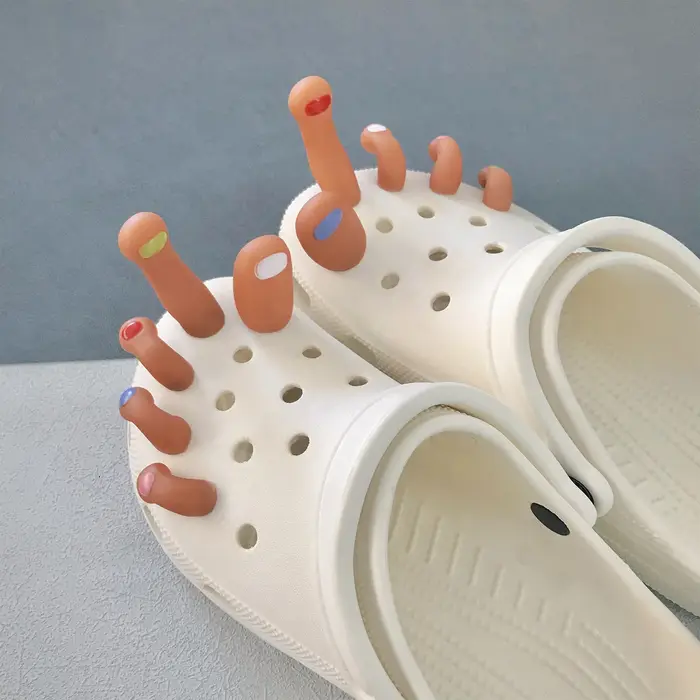 Breloques de chaussures à trous de pieds de dessin animé intéressants, décorations avancées en caoutchouc, chaussures à orteils créatives, boucle, bricolage, accessoires de chaussures à trous 3D