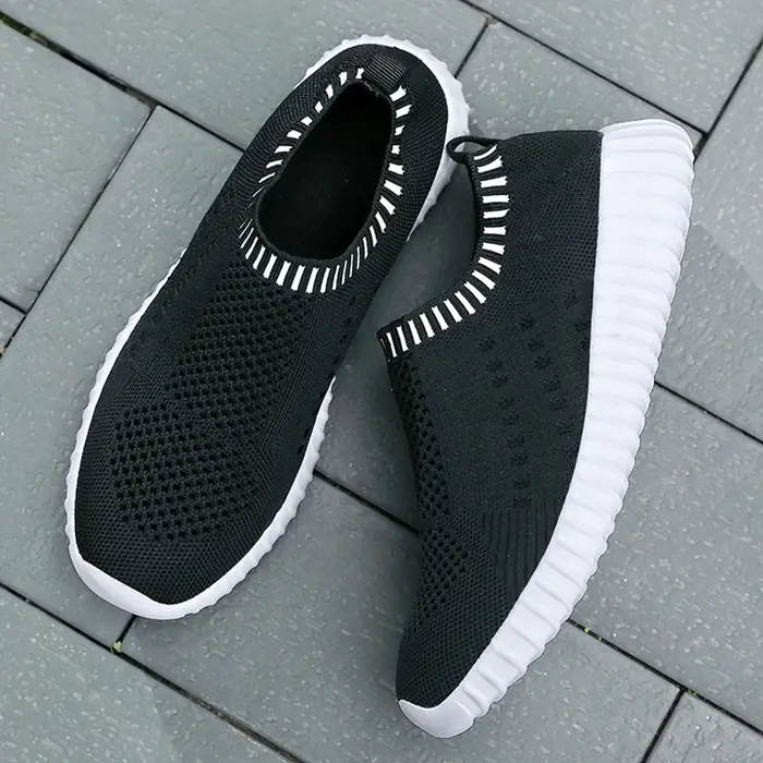 Baskets décontractées noires en maille respirante pour femmes, chaussures de marche basses à enfiler, légères et souples, type chaussettes