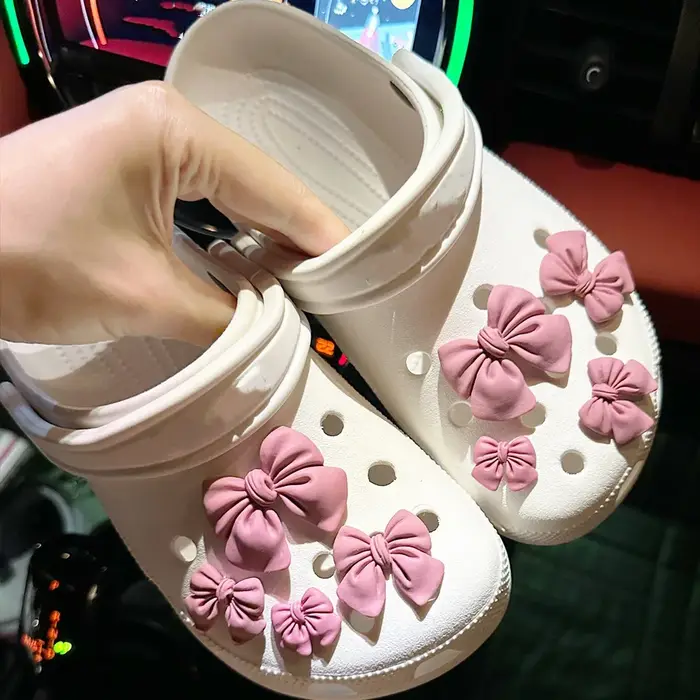 Breloques de chaussures avec nœud papillon de dessin animé, décorations mignonnes en caoutchouc viol