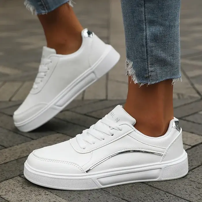 Baskets noires tendance pour femme 2026 – Design élégant à coupe basse, confortables à lacets, polyvalentes, chaussures décontractées, mode actuelle