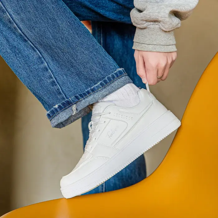 Chaussures blanches à semelle épaisse pour femmes de la marque FOXER