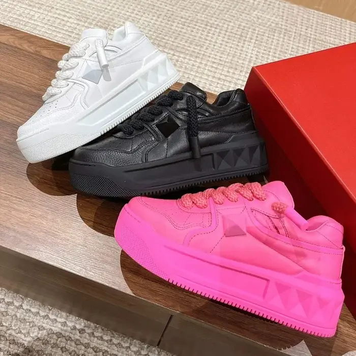 Baskets légères et décontractées pour hommes, édition coréenne, de luxe, de haute qualité, confortables, fond épais, hauteur augmentant, chaussures de course blanches