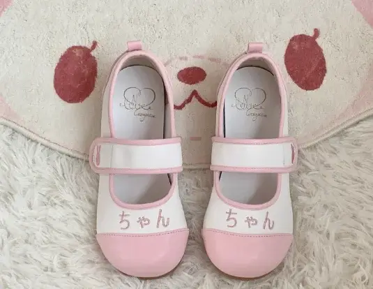 Petites chaussures japonaises en cuir à semelles plates et souples