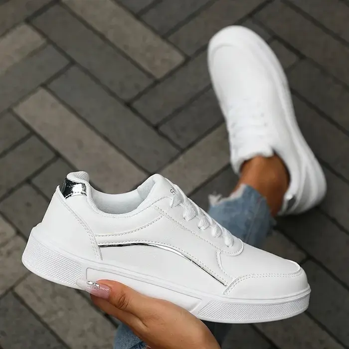 Baskets noires tendance pour femme 2026 – Design élégant à coupe basse, confortables à lacets, polyvalentes, chaussures décontractées, mode actuelle